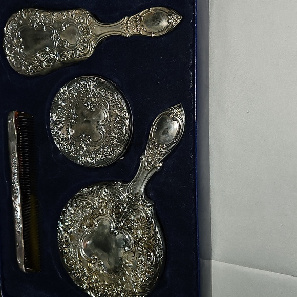 Vintage Silver plated Vanity Set display picture 3
